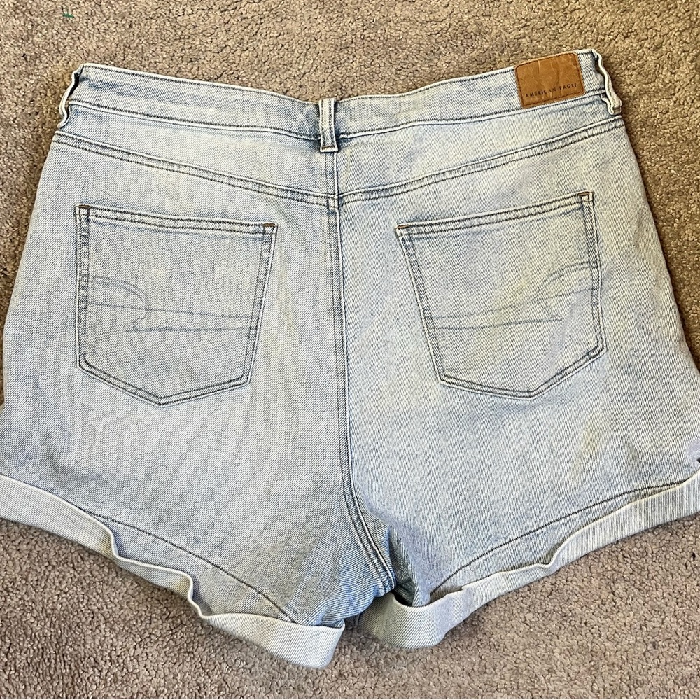 American Eagle Women's Size 14Distressed Cuffed Mom Jean Shorts Light Wash Blue - Picture 6 of 9